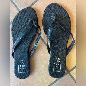 Black and charcoal snake flip flop size 7